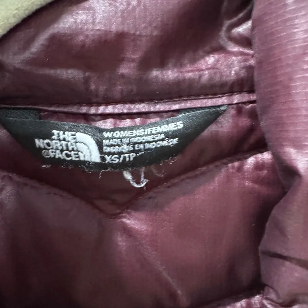 NORTH FACE WOMENS EXTRA SMALL MAROON JACKET - Picture 11 of 12